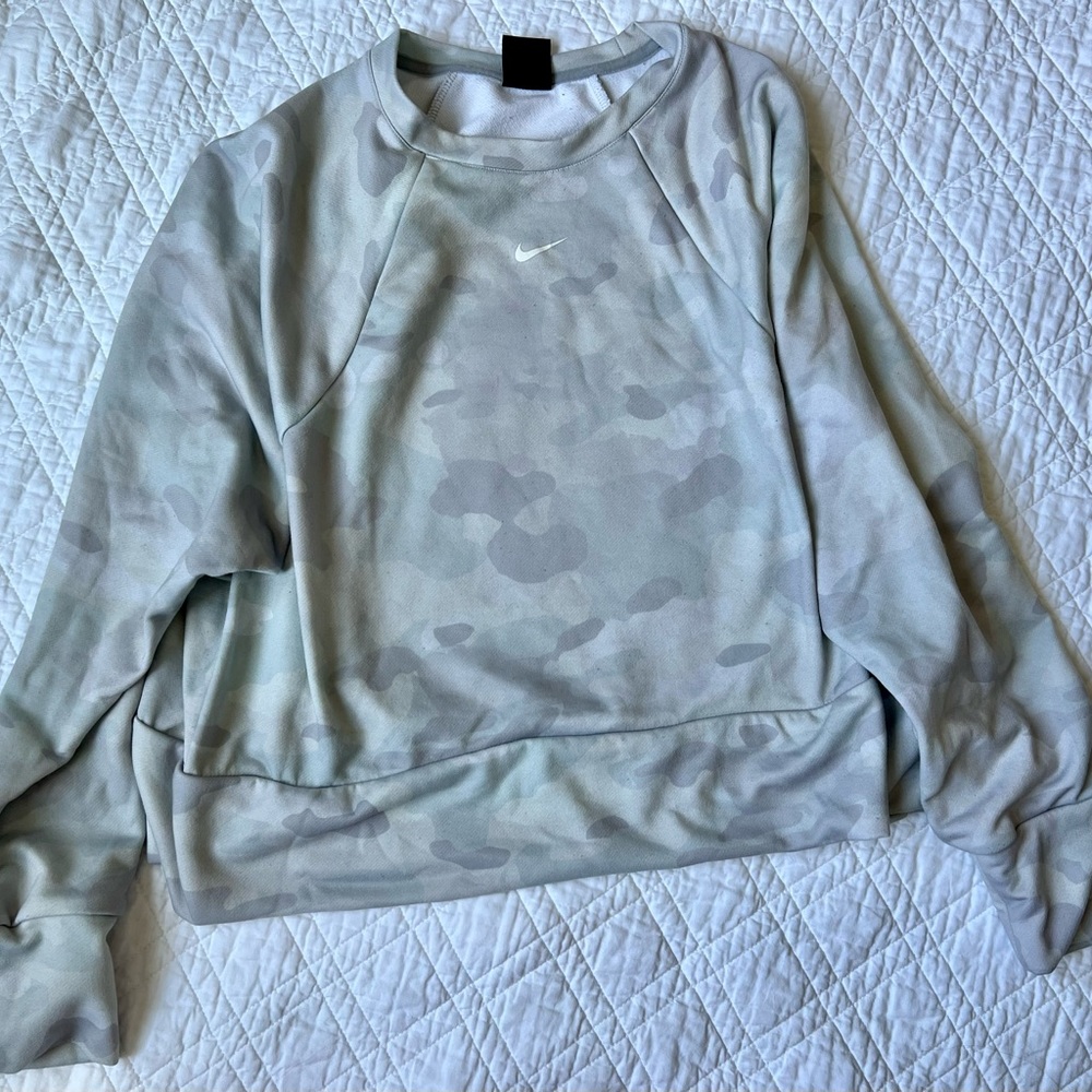 Nike cropped camo sweatshirt